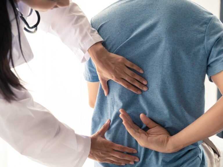 hombre al médico por dolor muscular en todo el cuerpo y cansancio