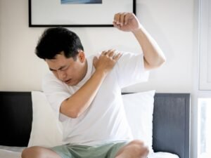 uomo con muscoli rigidi