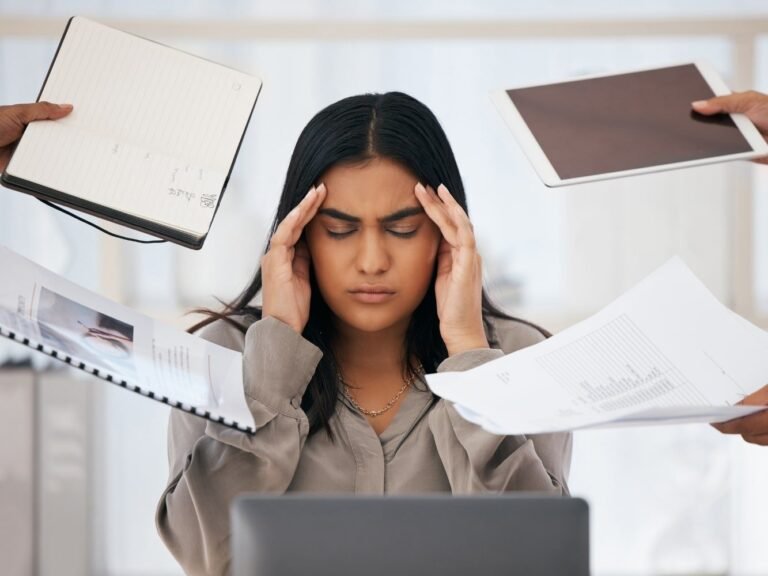 vrouw die Overspannen of burnout heeft