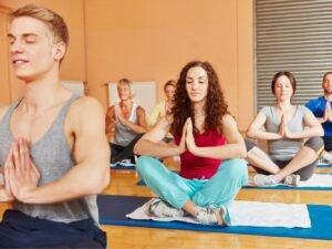 mensen doen Relaxatieoefeningen