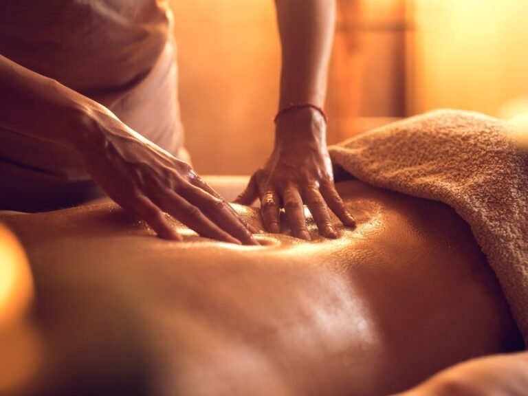 iemand die Zweedse massage uitoefent