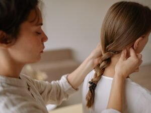 persona che fa il massaggio al collo