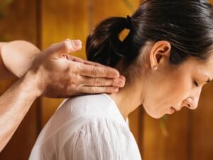 femme avec massage du cou