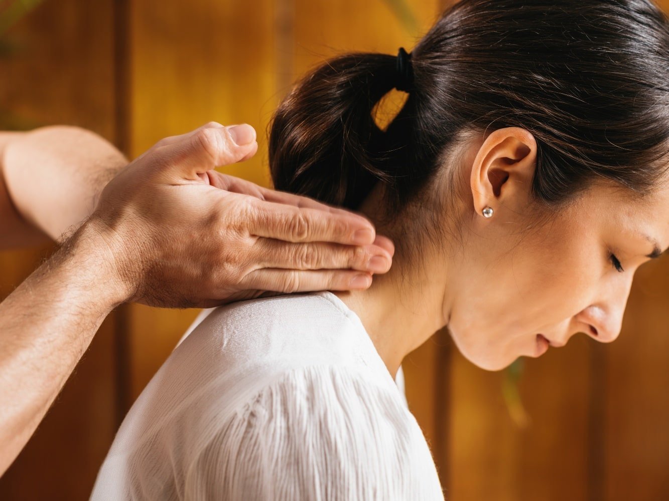 donna con massaggio al collo