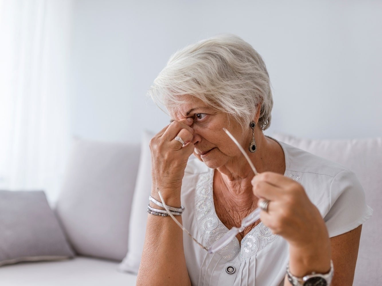 oudere vrouw met ouderdoms vermoeidheid