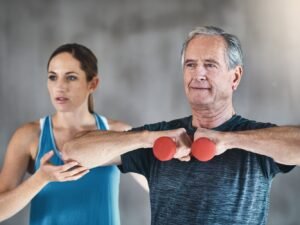 uomo e donna che fanno esercizi di rafforzamento muscolare