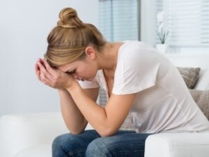 mujer en el asiento con reducción del estrés