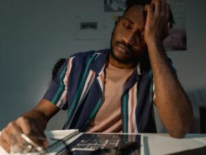 persoon met symptomen oververmoeidheid