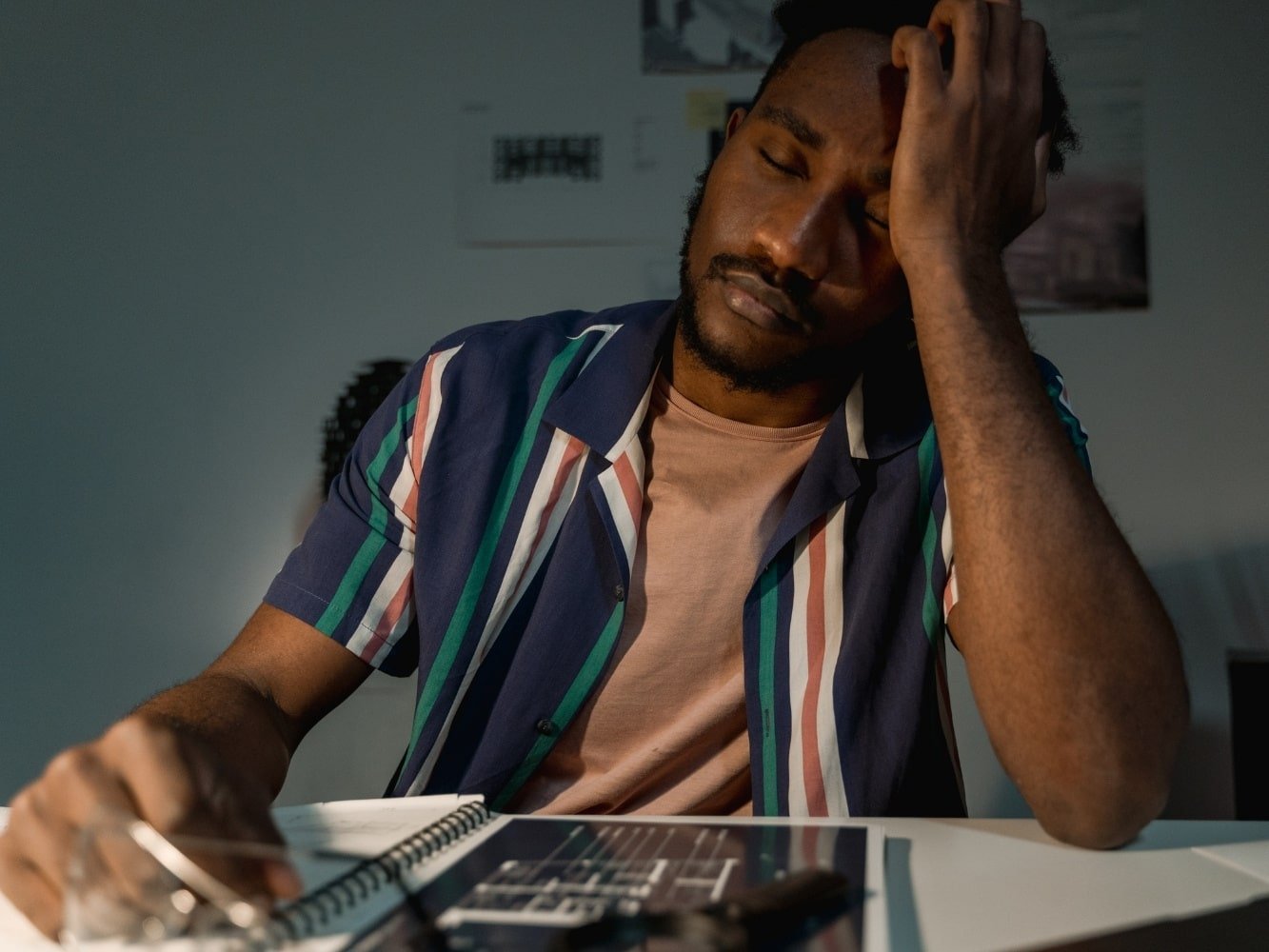 persona con síntomas de cansancio excesivo