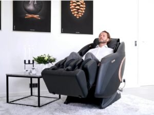 Empleado en sillón de masaje para su bienestar en el trabajo