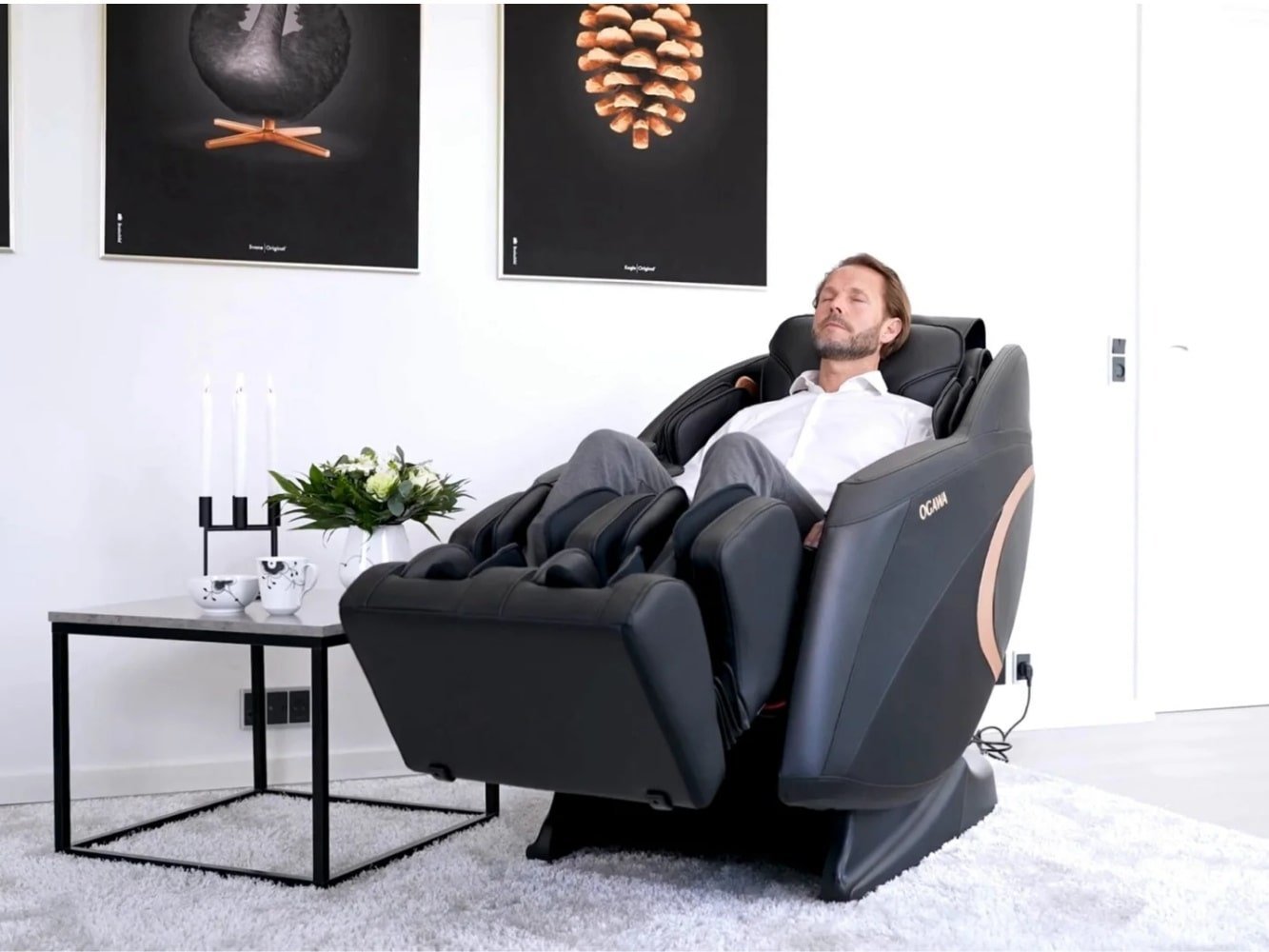 Empleado en sillón de masaje para su bienestar en el trabajo