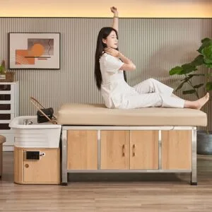 Persona se relaja sentada en la cama de tratamiento Headspa Tokyo