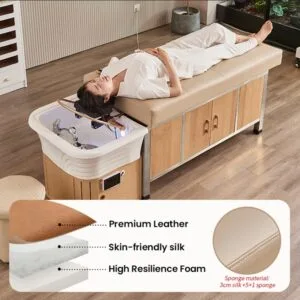 Persona yace con la cabeza en el lavabo de Headspa Tokyo, con una construcción de materiales en cuero, tela y espuma.