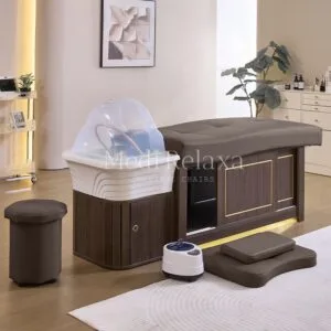 Cama de tratamiento Headspa Yokohama en madera con cúpula transparente y taburete en una sala con plantas