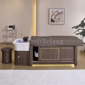 Cama de tratamiento Headspa Yokohama en madera, vista lateral con lavabo y taburete a juego