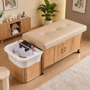 Cama de tratamiento Headspa Tokyo de madera en un ambiente de spa atmosférico con plantas