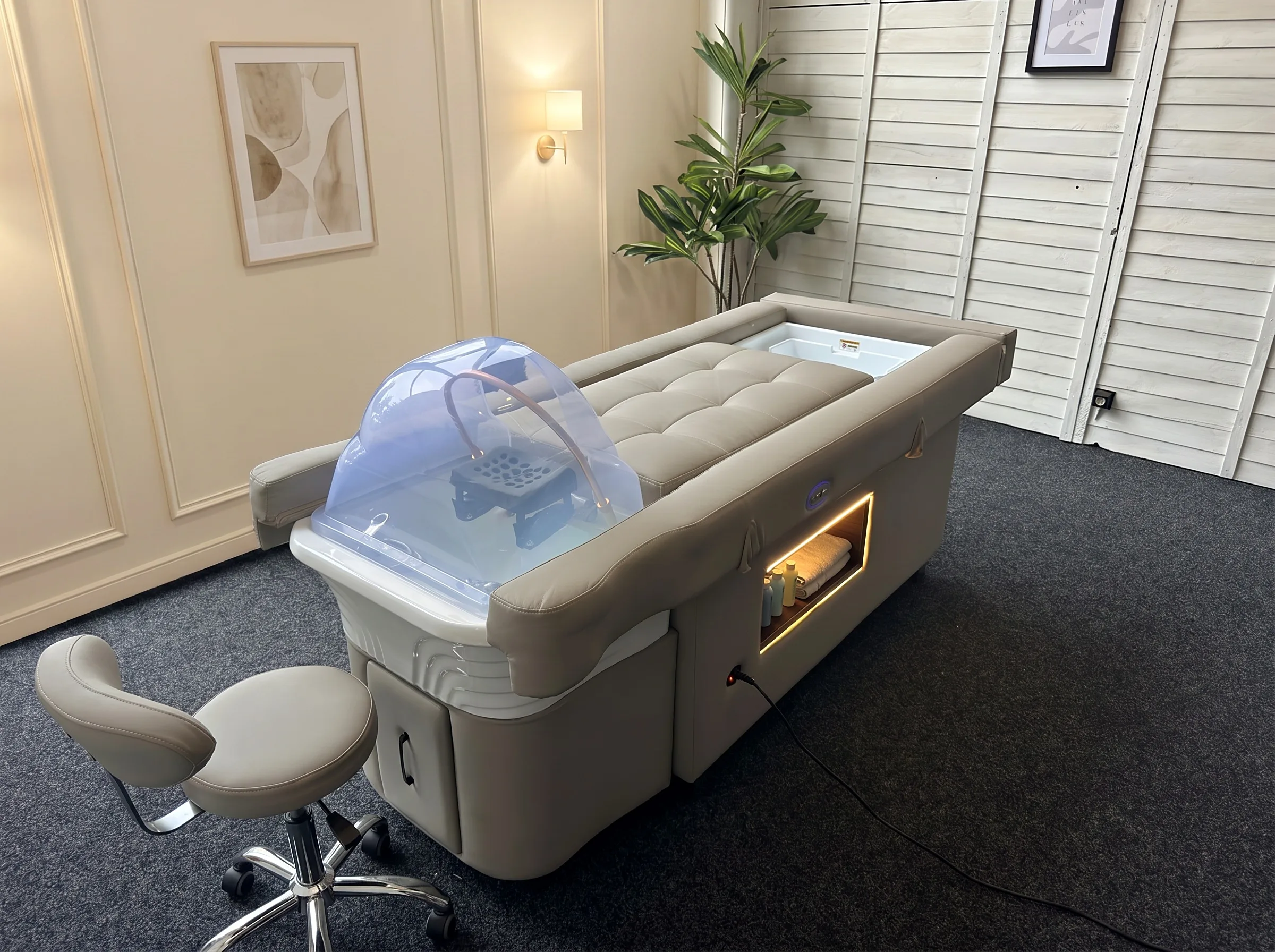 Interieur van de MediRelaxa-showroom in Herselt met head spa-banken