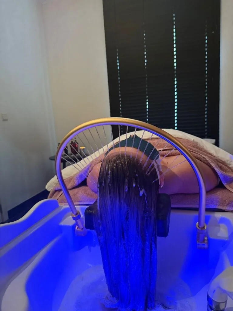 Tratamiento de spa para el cabello en el salón