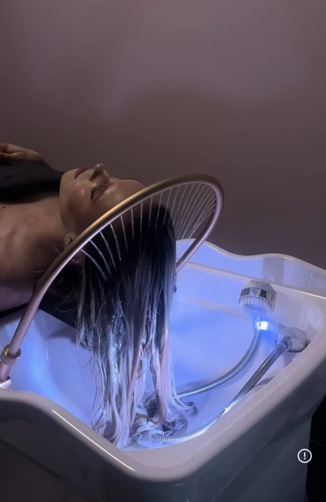 Tratamiento de spa para el cabello en el salón